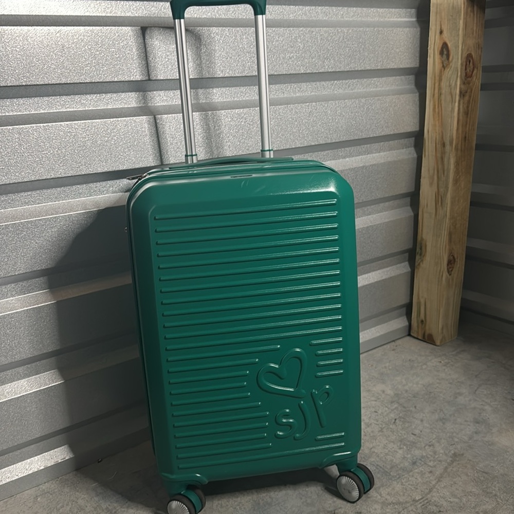 Like new!!! Sarah Jessica Parker CarryOn Spinner Suitcase in Green
